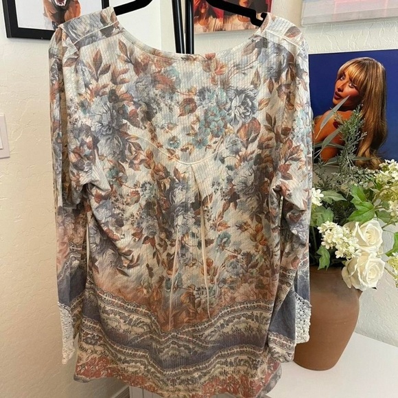 Elegant Floral Long Sleeve Tunic - Picture 3 of 4